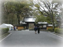 入り口の老夫婦